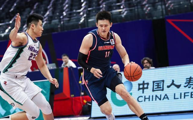 车里的满近山、满英杰等人，大概听明白了梅玉珍家里发生的事情，一个个也都紧张不已。